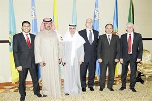 لقطة جماعية لمسؤولي مؤسسة البترول ونفط الكويت وشل عقب توقيع الاتفاقيتين 
﻿