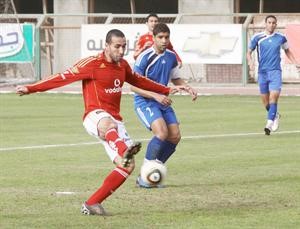 محمد ابوتريكة يسدد الكرة على مرمى الترسانة﻿