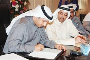 دبدر الشريعان اثناء توقيع احد العقود مع محمد الغانم﻿﻿قاسم باشا﻿