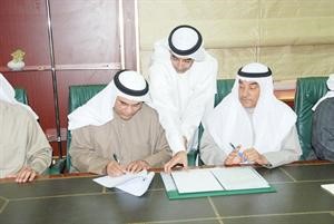 مجاسم البدر وشاكر عوض اثناء توقيع العقد مع شركة بيت الانماء للمقاولات الزراعية﻿