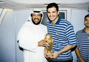 افضل حارس مرمى في كاس الخليج 1994 خالد الفضلي مع الشيخ احمد الفهد﻿