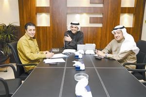 ضيف ديوانية الانباء خالد الفضلي يتوسط الزميلين مبارك الوقيان واحمد حسين﻿﻿ فريال حماد﻿