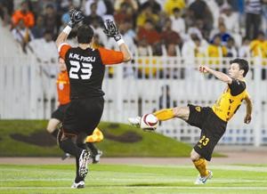 الفضلي تصدى لانفراد لاعب القادسية جهاد الحسين في مباراة سابقة﻿