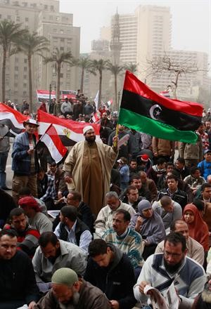 الاعلام الليبية والمصرية ترتفع في التظاهرة المليونية في ميدان التحرير امس	افپ﻿