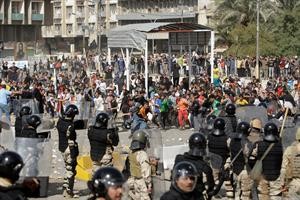 قوات مكافحة الشغب تمنع المتظاهرين العراقيين من التوجه الى المنطقة الخضراء	اپ﻿
