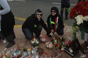 مشاركتان في الحملة تضعان الزهور﻿