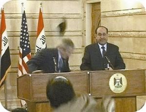 منتظر الزيدي لحظة قذف الرئيس الاميركي السابق جورج بوش بالحذاء﻿