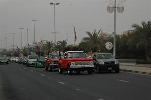 جانب من مسيرة السيارات التاريخية والكلاسيكية في شارع الخليج العربي عصر امس﻿
