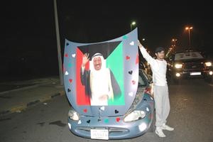 احد الشباب وقد وضع صورة صاحب السمو وعلم الكويت على سيارته
﻿