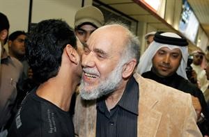 المعارض الشيعي حسن مشيمع لحظة وصوله الى المنامة امس	 رويترز﻿
