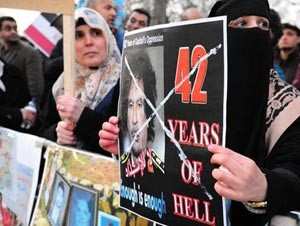 فتاوى تحرم الاحتجاج والخروج على القذافي باعتباره ولي الأمر في ليبيا!