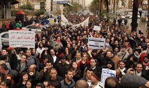 متظاهرون لبنانيون يرفعون شعارات تدعو لاسقاط النظام الطائفي﻿