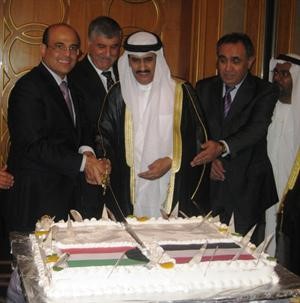 السفير فهد الميع ووزير النفط اليمني امير العيدروس يقطعان كيكة الحفل
﻿