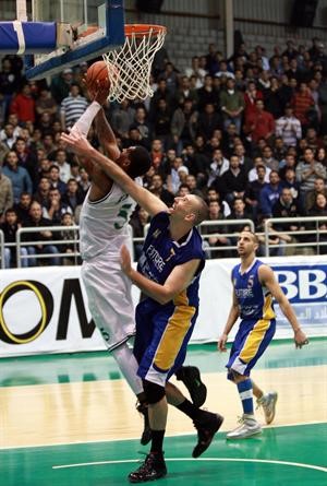 لاعب الحكمة الاميركي غارنيت طومسون في طريقه الى التسجيل امام جوزف فوغل من الرياضي سركيس يرتسيان
