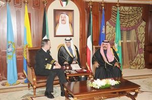 سمو ولي العهد الشيخ نواف الاحمد مستقبلا الادميرال مايكل مولين
