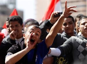 طلاب يتظاهرون في ميدان التحرير مطالبين باعادة فتح المدارس				رويترز
﻿
