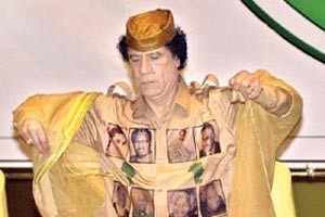 سيناريوهات نهاية القذافي: الانتحار.. القتل.. الاختفاء.. وأقاربه يؤكدون أنه سيقاتل حتى الموت ولن يغادر إلا جثة هامدة