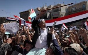 عجوز يمني محمول على الاكتاف خلال مظاهرة للمطالبة باسقاط الرئيس 	اپ﻿