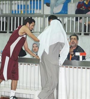 اداري النصر احمد جلوي لحظة توجهه لميقاتي المباراة مع الساحل ﻿﻿محمد ماهر﻿