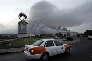 الدخان يتصاعد من احد المتاجر التي احرقها المتظاهرون في صحار	 اپ﻿