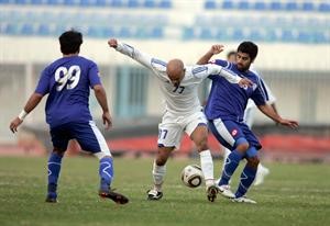 لاعب اليرموك خالد عبدالقدوس يحاول المرور بين لاعبي الشباب﻿﻿عادل يعقوب
﻿