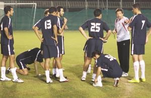 البرتغالي جوزيه روماو مع لاعبي الكويت في التدريب الاخير قبل المباراة
﻿