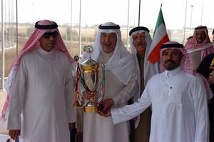 الشيخ علي الحمود يقدم الكاس الى الفائز

