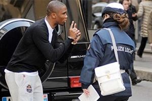 الكاميروني صامويل ايتو يتوسل لشرطية ايطالية