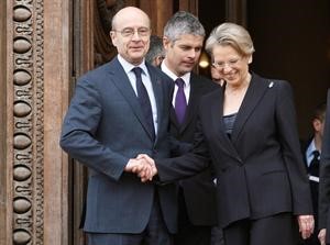 وزير الخارجية الفرنسي الجديد الان جوبيه مودعا سلفه ميشال اليو ماري	 اپ﻿