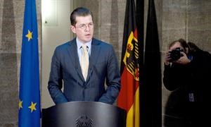 وزير الدفاع الالماني كارل تيودور تسو غوتنبرغ معلنا استقالته 	افپ﻿
