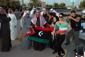 مسلم البراك متقدما المتظاهرين امام السفارة الليبية﻿