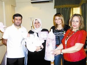 فريق التسويق في مستشفى الراشد يقدم الهدايا لمولود في يوم العيد الوطني﻿