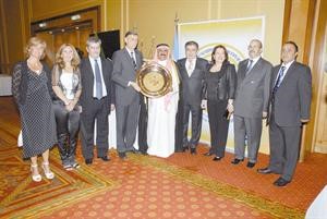 السفير سعود الرومي مستقبلا عددا من المهنئين في الارجنتين﻿