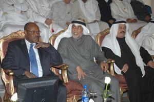 مناجي العبدالهادي وحسين الدويهيس خلال الحفل
﻿