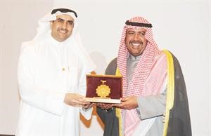 جاسم الصفران يكرم الشيخ احمد الفهد﻿