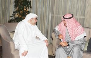 الزميل يوسف خالد المرزوق في حديث مع الشيخ احمد الفهد﻿