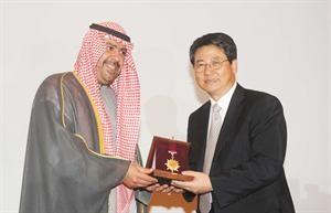 الشيخ احمد الفهد يكرم ممثل SK الكورية﻿