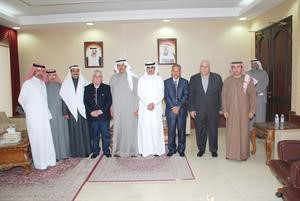 ﻿الشيخ سلمان الحمود ودعيج العتيبي مع اعضاء الاتحاد العربي للرماية﻿