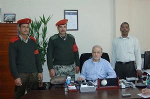 مالفلاح وبجانبه عسكريان تابعان للشرطة العسكرية المصرية لحمايته﻿