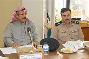 الشيخ فيصل النواف مع احد القيادات الامنية خلال الاجتماع﻿