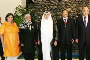 فيصل الدويسان ودمعصومة المبارك وداسيل العوضي خلال المشاركة بالوفد