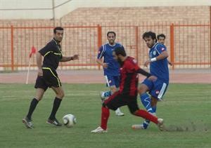 لاعب الشباب محمد اشكناني يسدد الكرة امام مدافع خيطان﻿