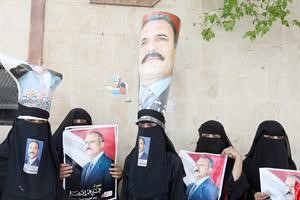 يمنيات مؤيدات للرئيس علي عبدالله صالح خلال مظاهرة في صنعاء امس							افپ﻿