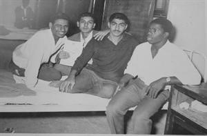 جواد عابدين مع بعض طلبة القسم الداخلي بثانوية الشويخ عام 1963