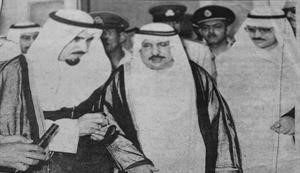 الامير الراحل الشيخ جابر الاحمد لدى زيارته جمعية المكفوفين عام 1984 ويبدو جواد عابدين