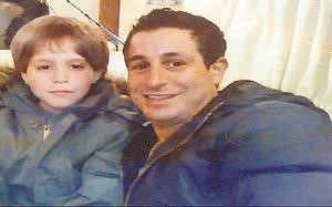 ﻿الاب مع ابنه قبل اختطافه﻿