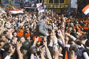 متظاهرو التحرير يحملون رئيس الوزراء المكلف د عصام شرف على الاعناق بعد القاء خطابه في الميدان امس اپ﻿