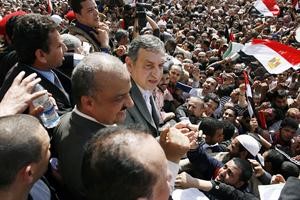 رئيس الوزراء المكلف دعصام شرف ملقيا كلمة في ميدان التحرير وسط المتظاهرين امس		افپ﻿