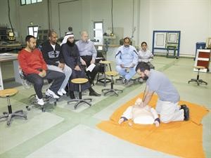 الزميل ضاري المطيري يجري تدريبا على الانعاش القلبي الرئوي﻿