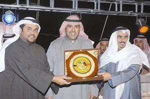 الشيخ ضاري الفهد والشيخ صباح الناصر يكرمان احد المشاركين